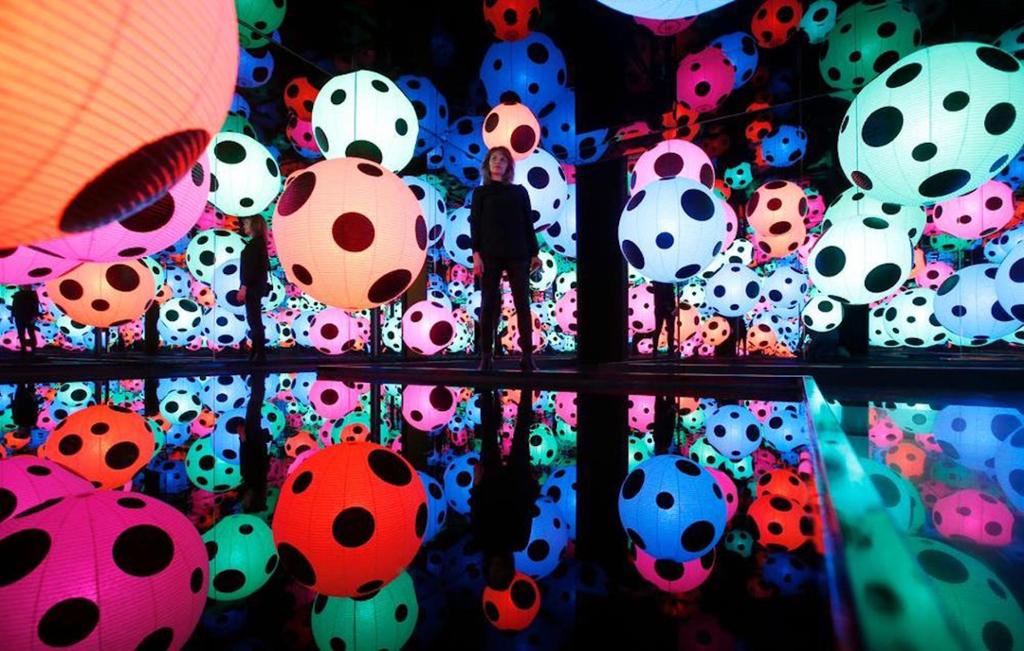 Infinity Mirrored Room-Hymn of Life er et fargerikt kunstverk laget av Yayoi Kusama. Fotografi