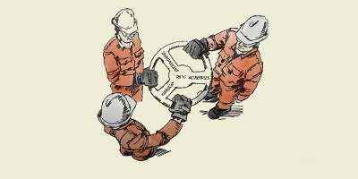 Tre menn kledd i arbeidstøy, hansker og hjelm, holder et ratt som skal illustrere risikoanalyse. På rattet står det "risiko" i midten og "kunnskap", "sannsynlighet" og "konsekvens" på delene som holder rattet sammen. Illustrasjon.