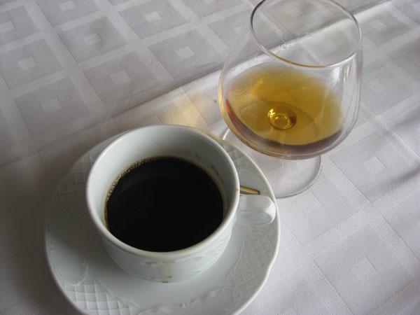  En kopp kaffe og et glass konjakk. Foto.