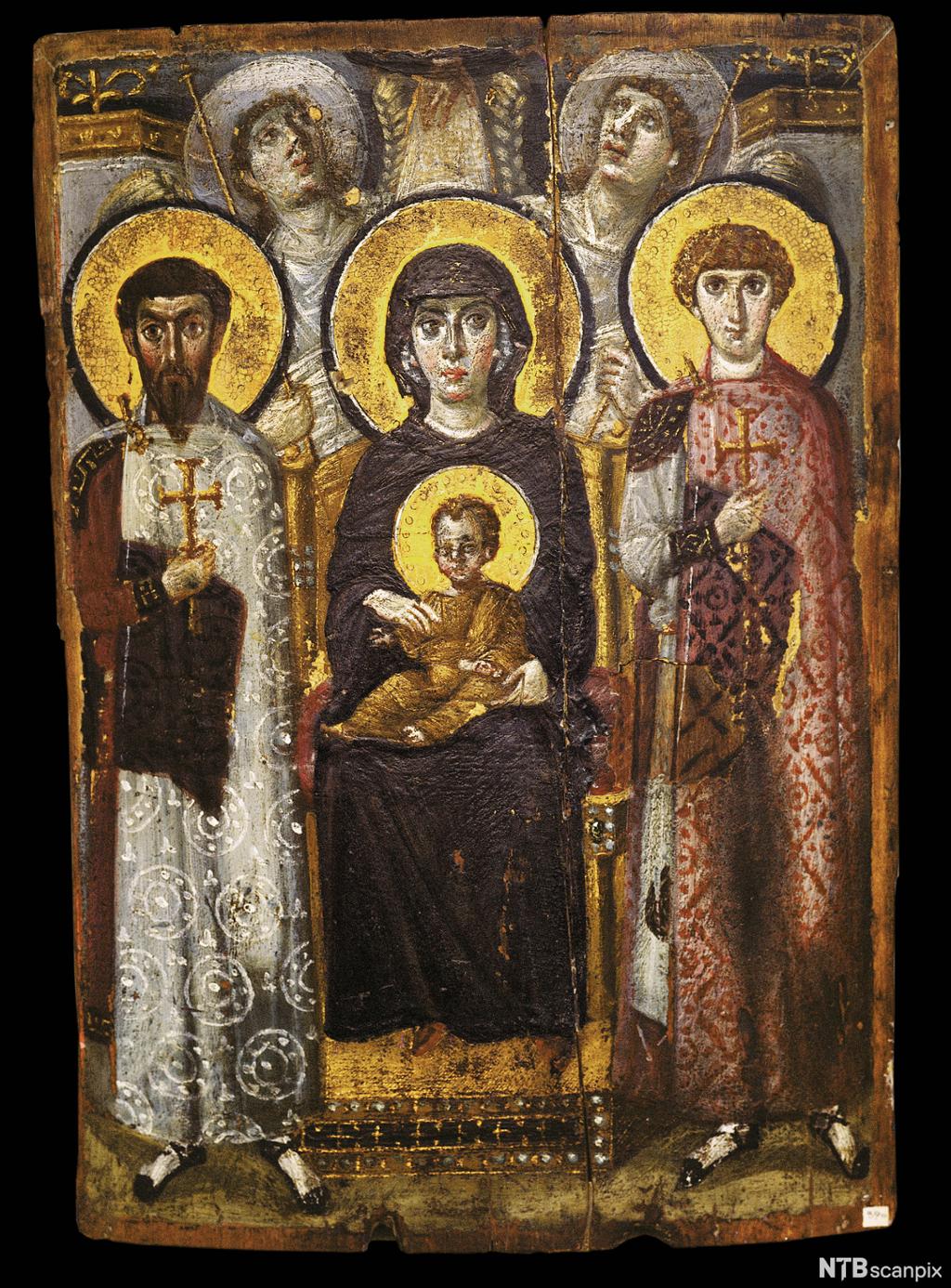 Et ikon som viser Madonna med Jesusbarnet på fanget. Ved siden av henne står to helgener, og bak henne står to engler. Maleri.