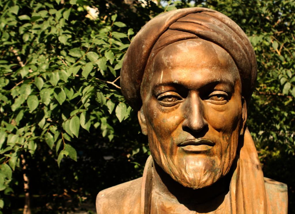 En statue av en mann med skjegg og turban. Foto.