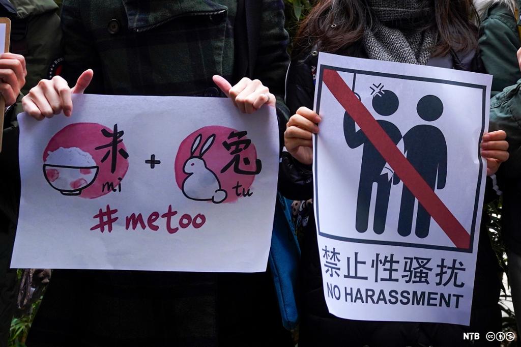 Hender som holder opp plakater med emneknaggen #metoo i Kina. Foto.