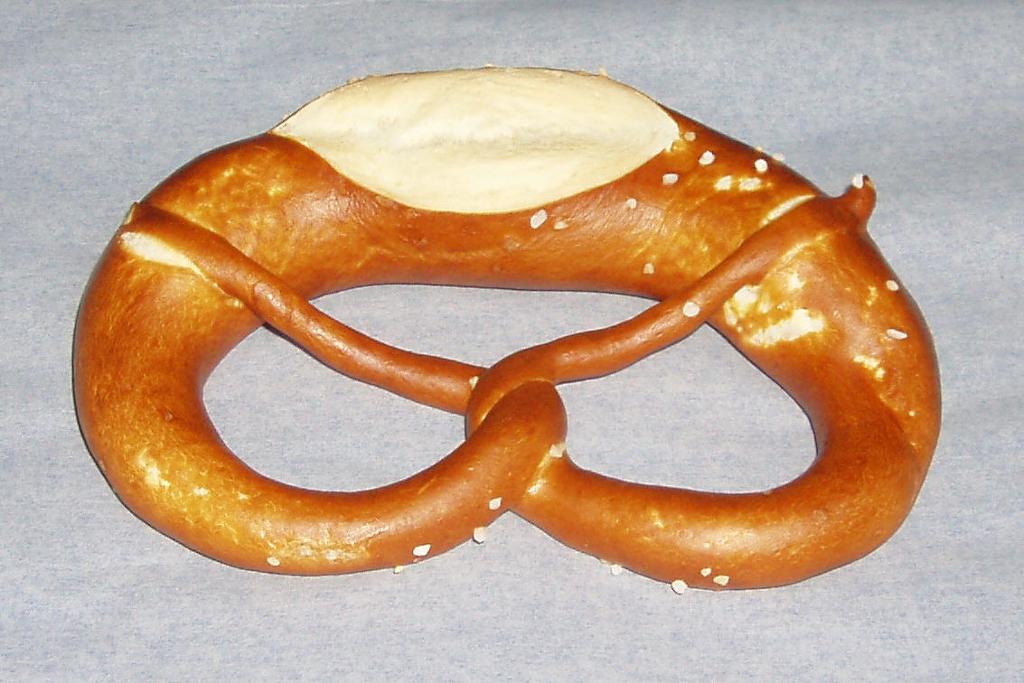 Stor, myk pretzel-bakst. Foto.