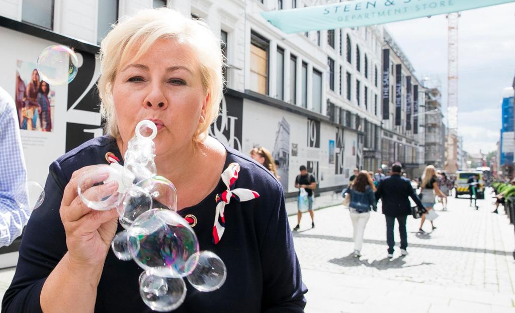 Statsminister Erna Solberg blåser såpebobler til kamera. Foto.