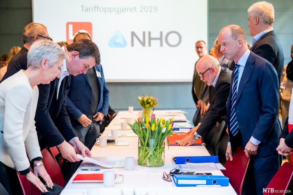 LO-leder Hans-Christian Gabrielsen (t.v.) og NHO-sjef Ole Erik Almlid ved åpningen av mellomoppgjøret 2019 i Næringslivets Hus i Oslo. Foto.
