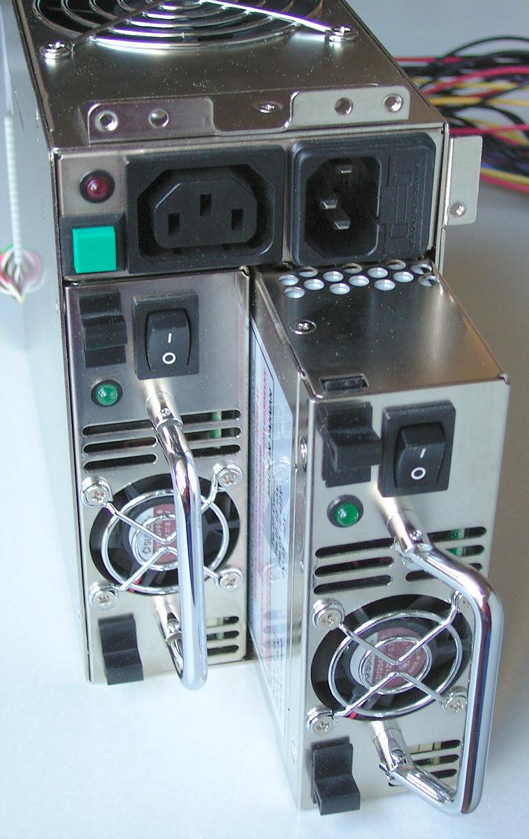Strømforsyning i metall bestående av to moduler som kan trekkes ut. Foto.