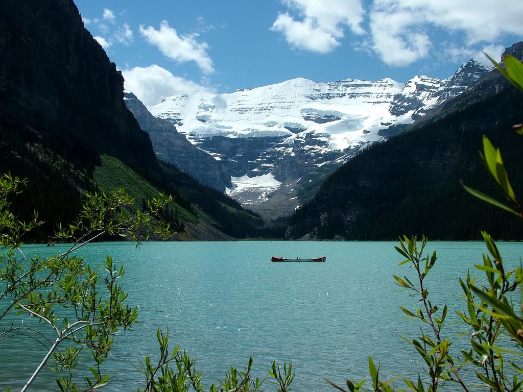 Boat on Lake Louise. Photo.