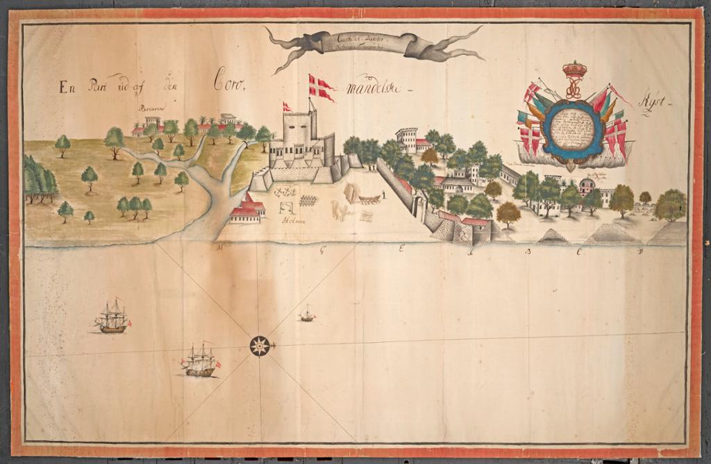 Kart tegnet i 1730, som viser kastellet Dansborg og festningen Tranquebar, og tre skip utenfor kysten. Tegning. 