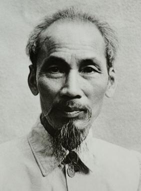 Portrettfotoet viser Ho Chi Minh med kort hår, bukkeskjegg og jakka gjenknappa heilt opp til halsen. Foto.