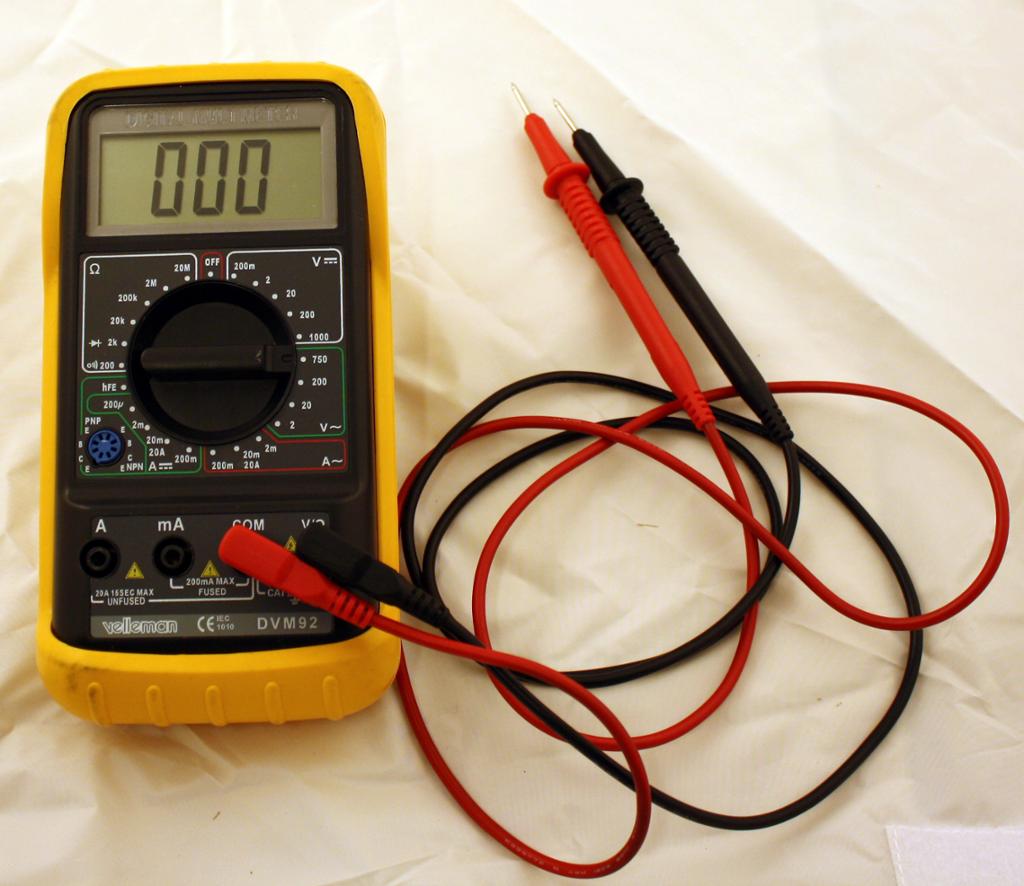 Bildet viser et multimeter. Foto.