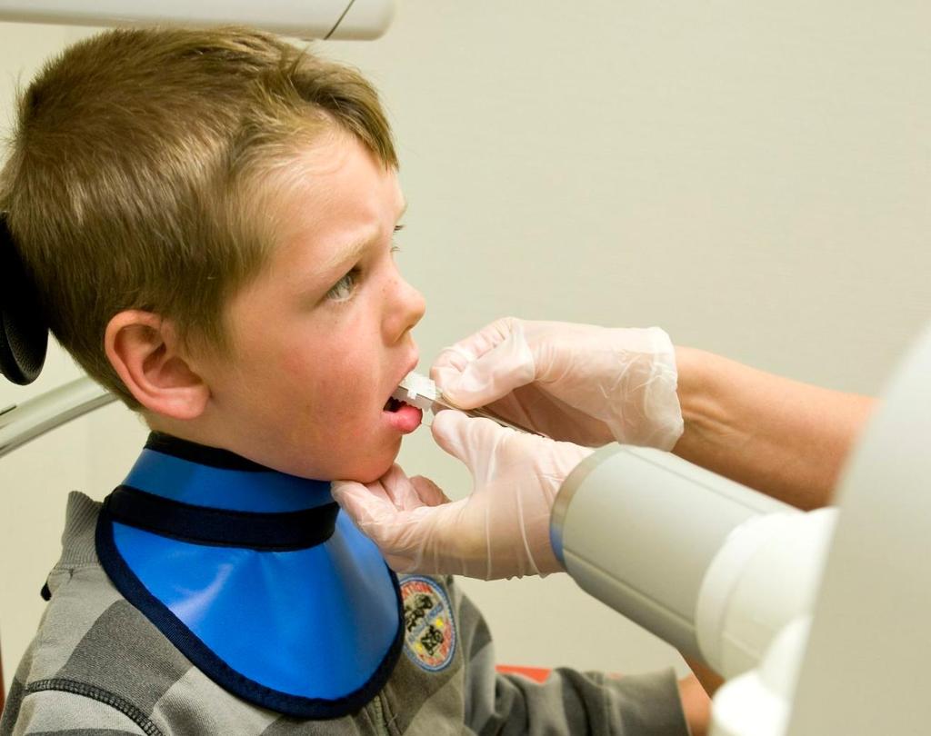 Eit barn tek røntgenbilete hos tannlegen. Foto. 
