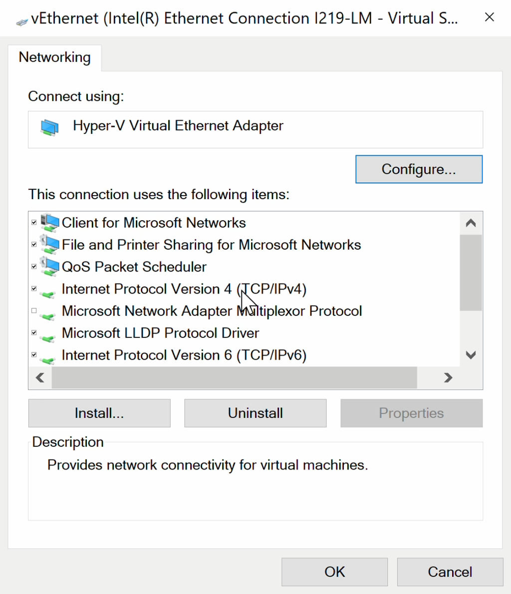 Skjermvindu som viser protokoller som er i bruk på et virtuelt nettverkskort. Musepekeren er over protokollen «Internet Protocol Version 4 (TCP/IPv4)». Skjermbilde.