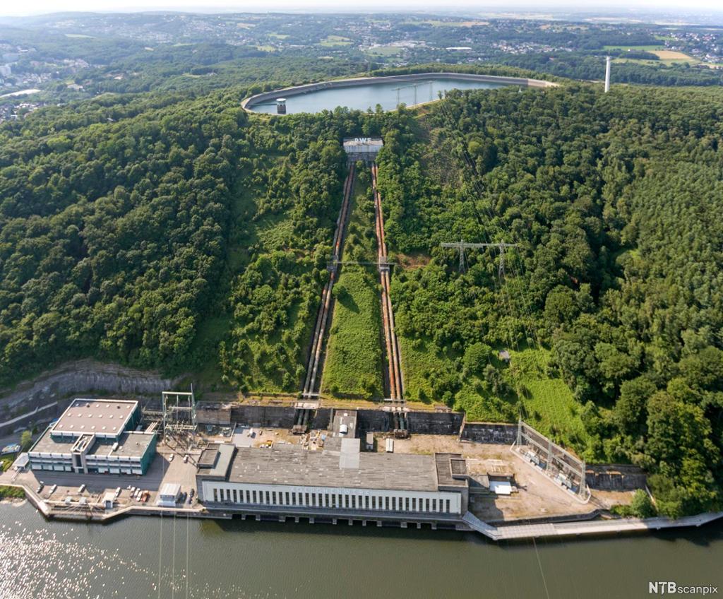 Vannkraftverk og vannmagasin sett fra lufta. Foto.
