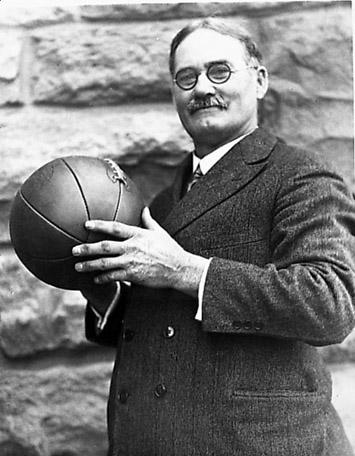 James Naismith poserer med en basketball. Foto.