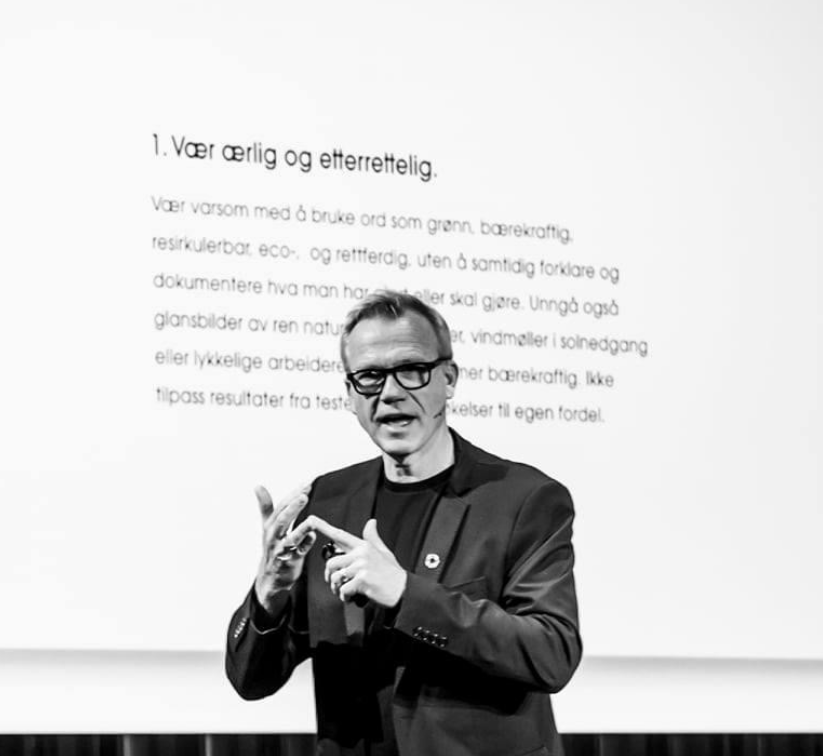 Petter Gulli holder foredrag om bærekraft og grønnvasking på konferansen MRKT REMIX i Bergen i 2021.