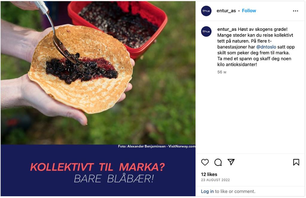 Skjermdump av annonsekampanje på Instagram. Hender som held ei pannekake og legg blåbærsyltetøy på. Tekst på biletet seier: "Kollektivt til marka? Bare blåbær". Ved sida av biletet står det i ein kommentar: "Høst av skogens grøde! Mange steder kan du reise kollektivt tett på naturen. På flere t-banestasjoner har @dntoslo satt opp skilt som peker deg fram til marka. Ta med et spann og skaff deg noen kilo antioksidanter!"