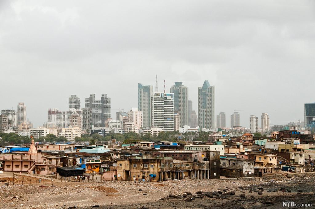 Kontraster mellom bydeler i Mumbai, India
