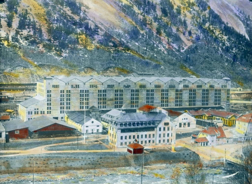 Fabrikkbygningene ved Norsk Hydro på Rjukan. Håndfarget diasbilde. 