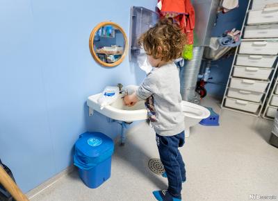 Et barn vasker hendene etter et dobesøk i barnehagen. Foto.