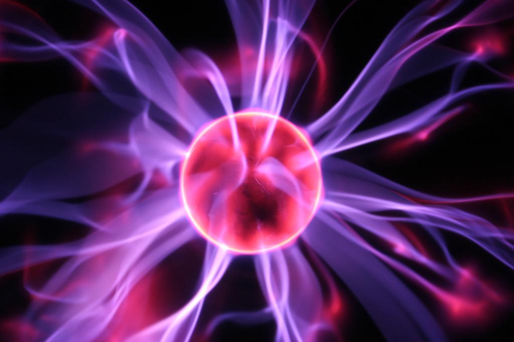Rosa kule av plasma sender ut stråler i alle retninger. Foto.
