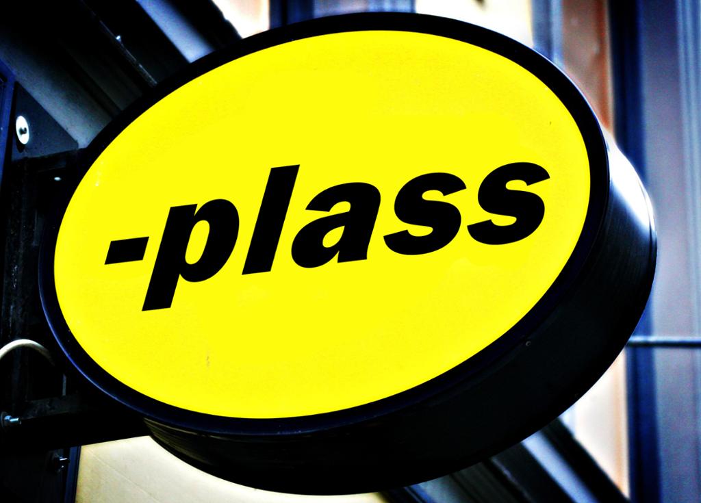 Bilde av butikkskilt med ordet "plass".