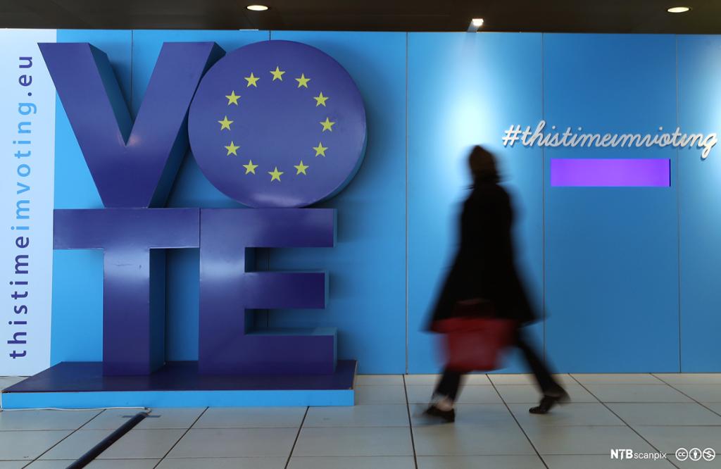 En person passerer en installasjon som reklamerer for at det er EU-valg i mai 2019.