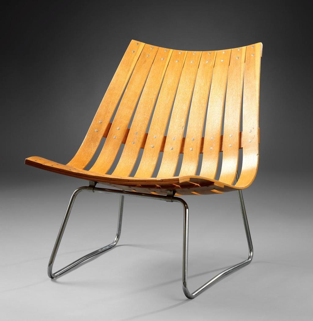 Fotografi av stol laget av formbøyd tre og stålrør.