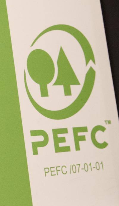 PEFC-logo som viser to tre med ein sirkel rundt. Foto.