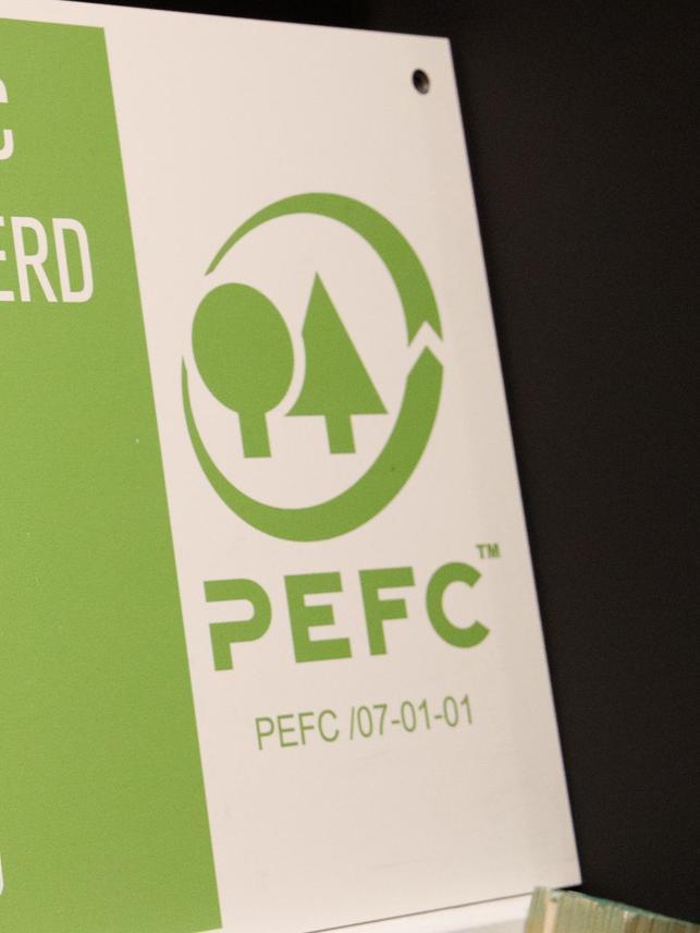 PEFC-logo utstilt framfor produkt av trevirke. Foto.