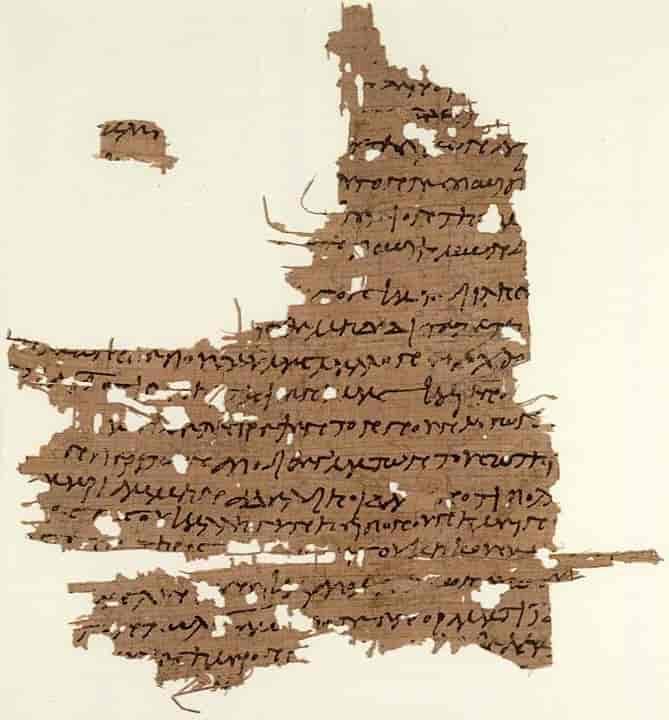 Fragmenter av et manuskript med gamle skrifttegn. Foto.