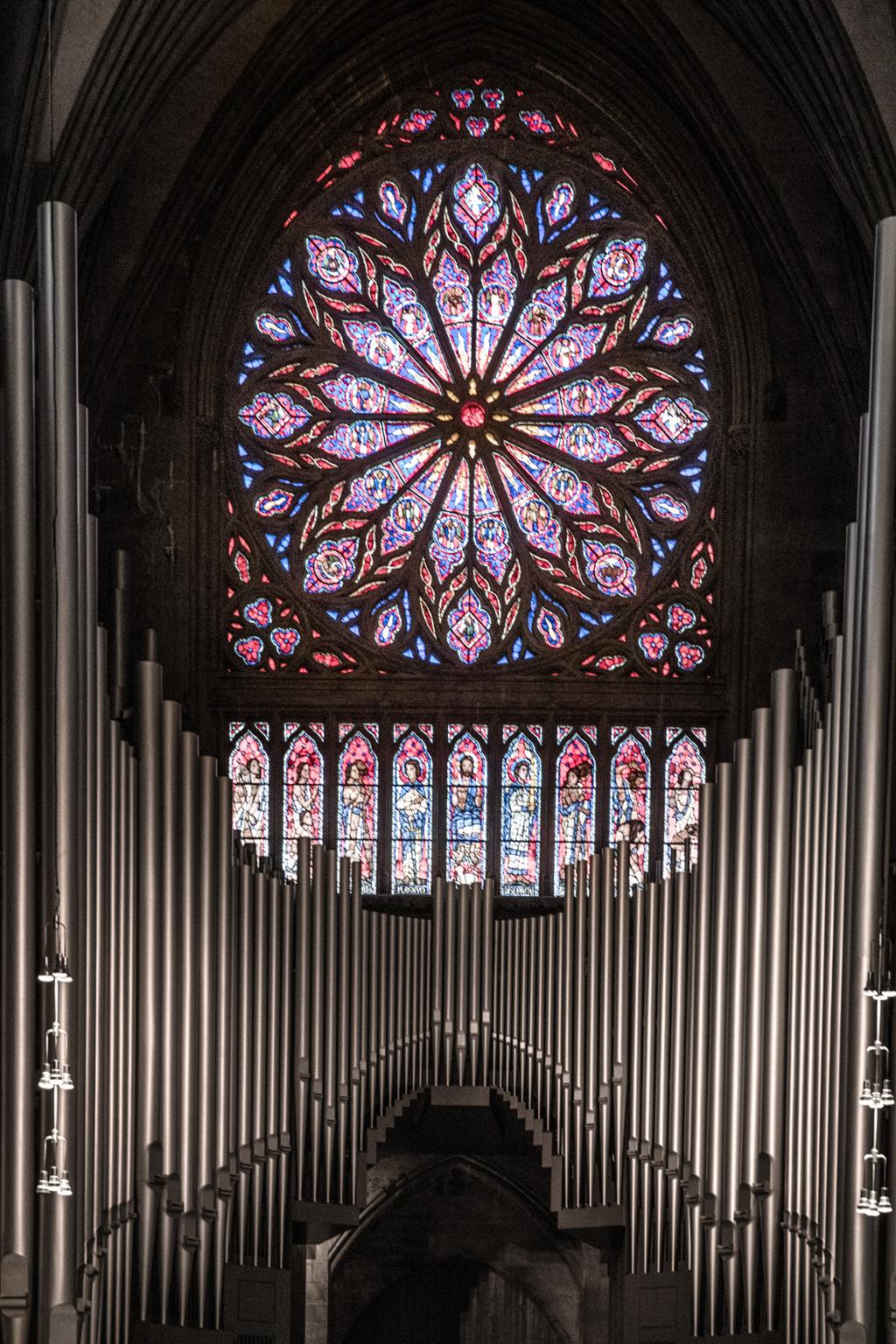 Fotografi av glasmåleriet over orgelet i Nidarosdomen.