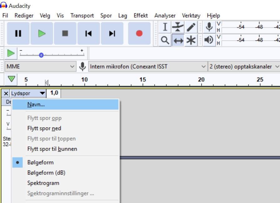 Nært utsnitt av arbeidsområdet i Audacity  med to lydspor og en rullemeny med "navn" markert. Skjermbilde.