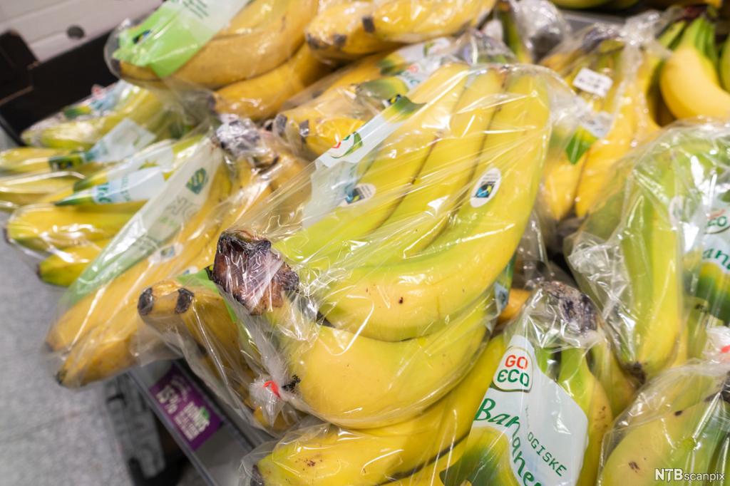 Bananer pakket inn i plast. Foto.