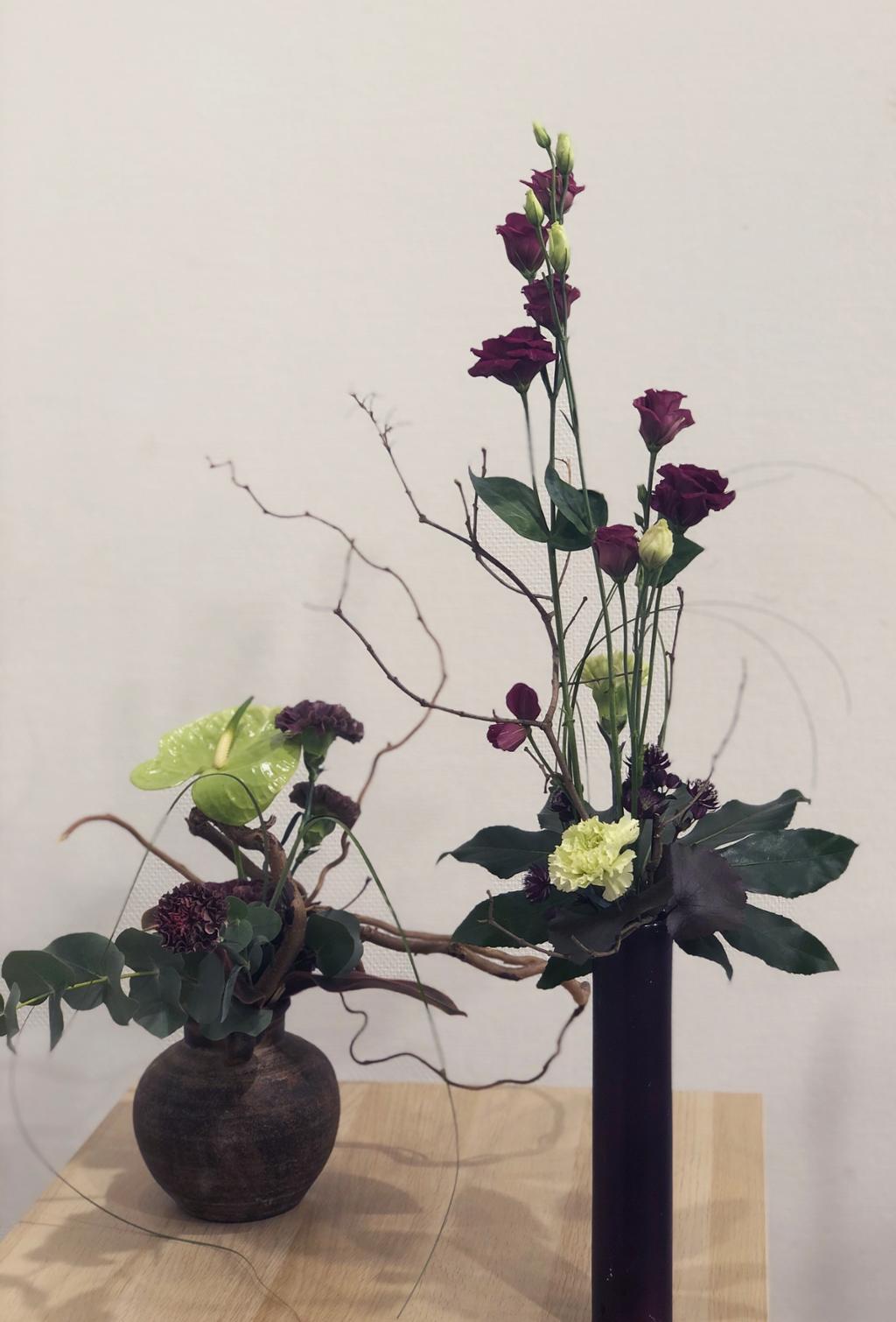 To blomsterarbeid i vase. Foto.