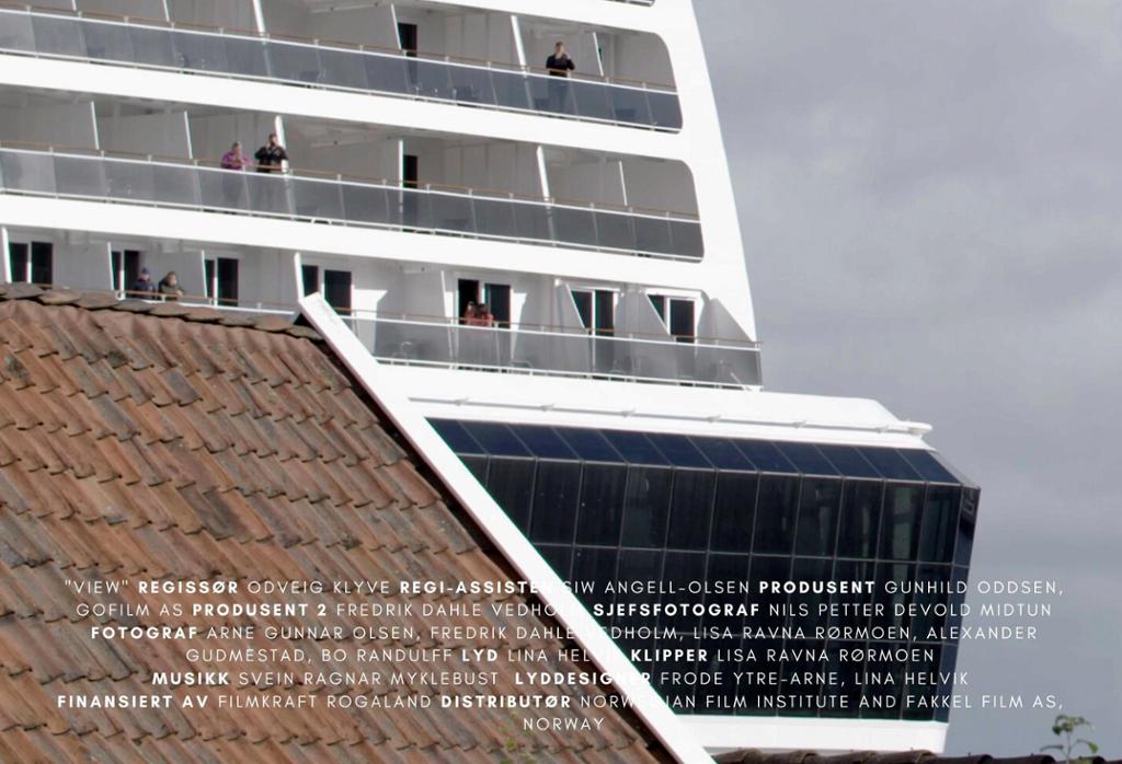 Utsnitt av filmplakat som viser et enormt cruiseskip ved kai rett bak et hustak. Tekst med informasjon om hvem som har laget filmen, er lagt på oppå bildet. Foto.