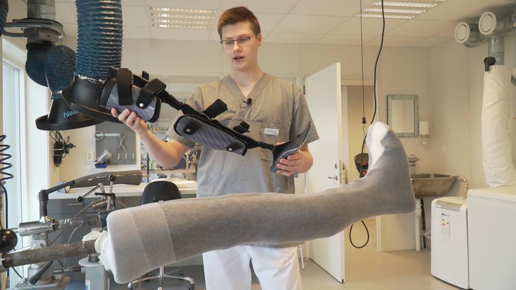 En ortopeditekniker lager fotprotese. Foto.