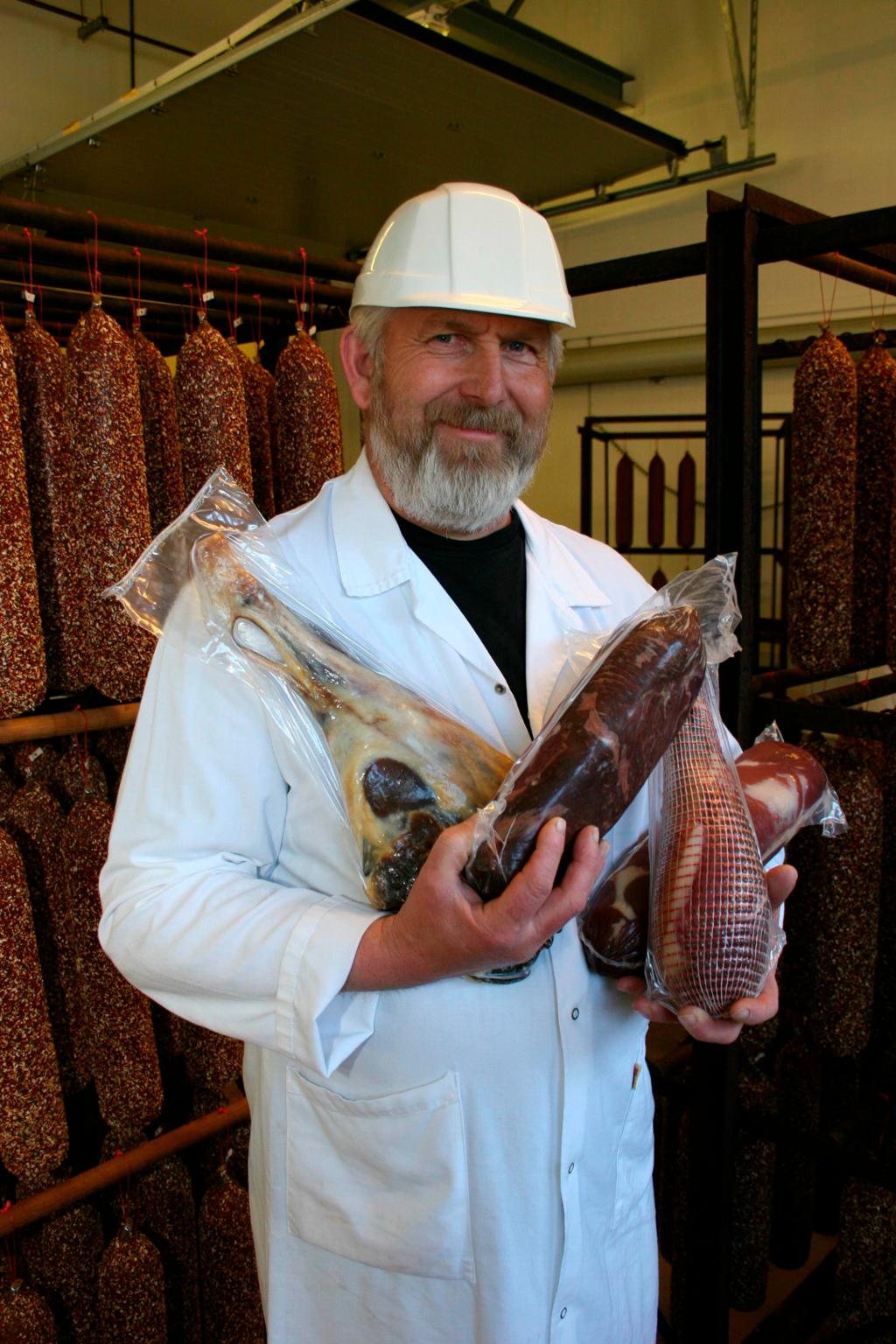 Pølsemakar med ulike typar spekemat. Foto.