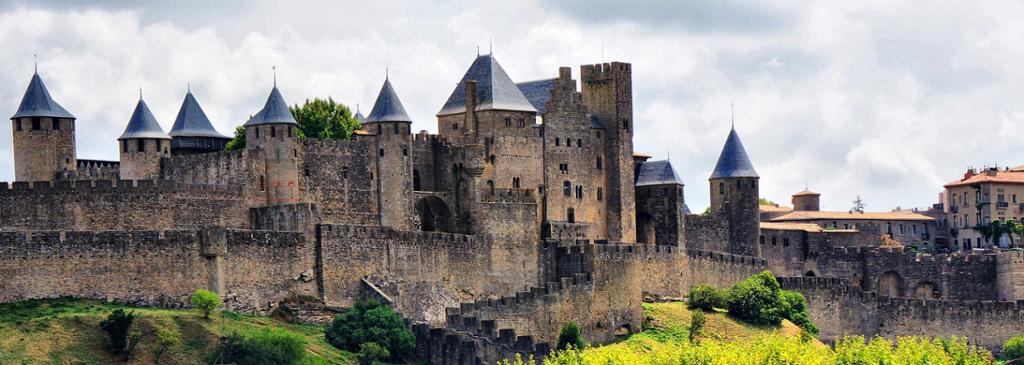 Bildet viser en stor steinborg, Carcassonne i Frankrike. Foto.