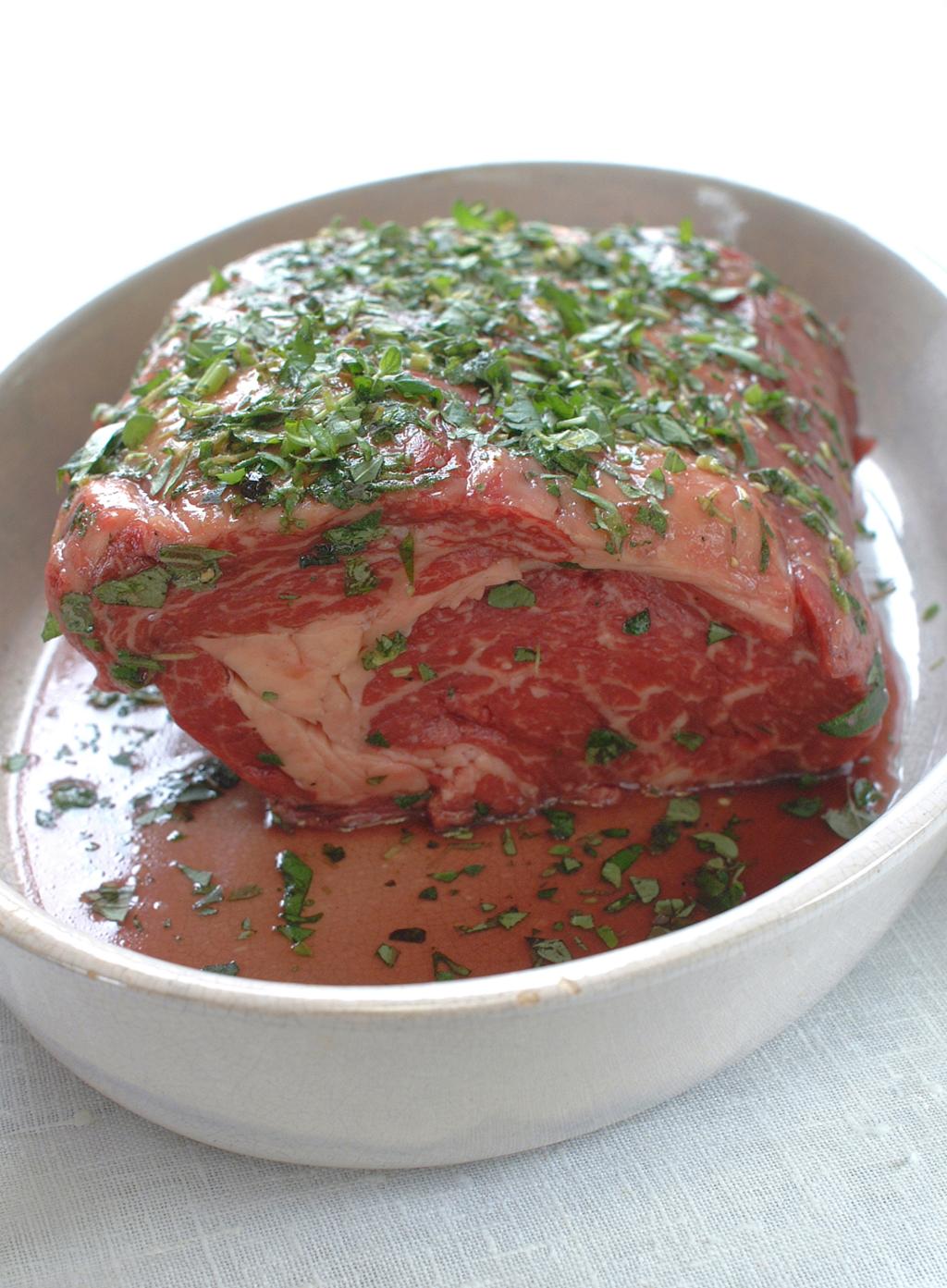 Kjøt som ligg i marinade. Foto.