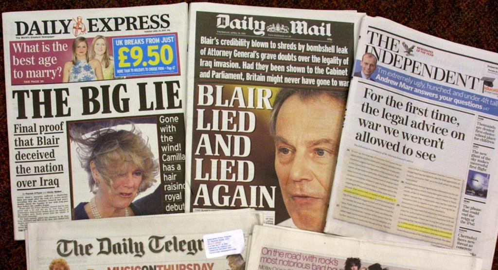 De britiske avisene Daily Express, Daily Mail og The Independent er lagt fram på et bord. Alle forsideoppslagene handler om at Tony Blair har løyet om krigen. Foto.