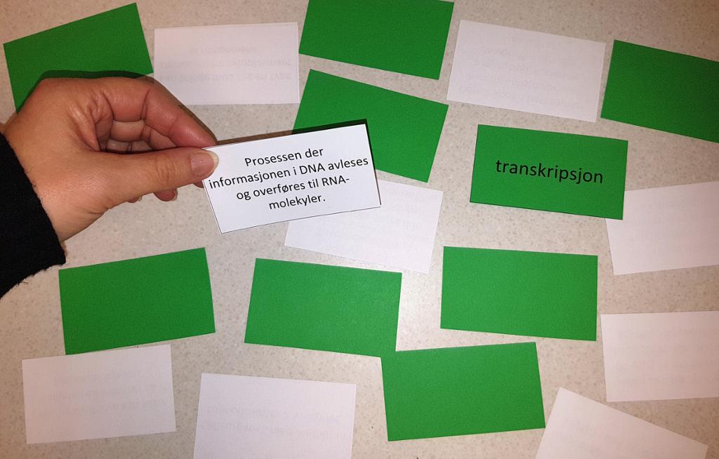 Grønne og hvite spillkort der ett par er snudd. Foto.