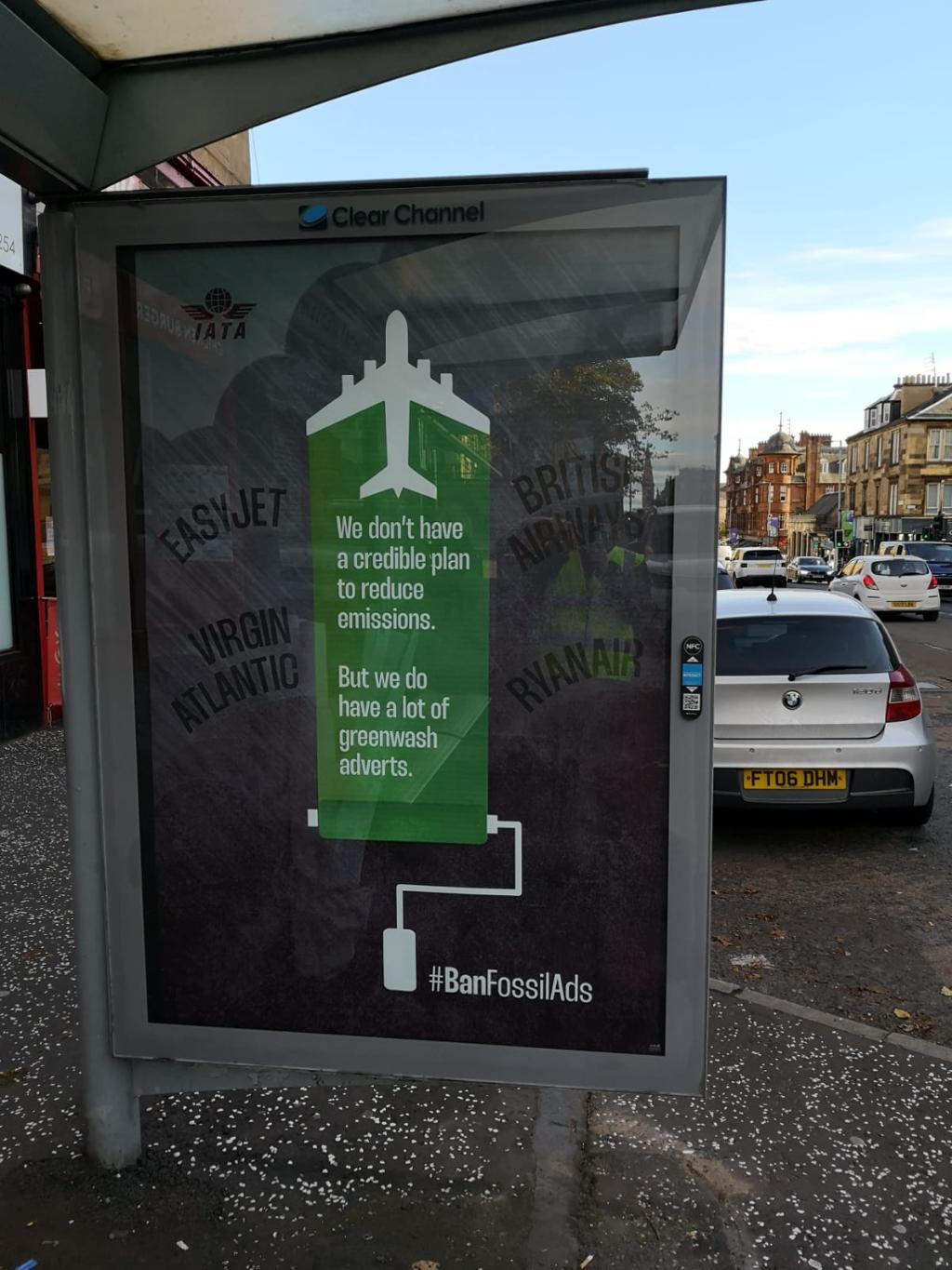 Eit reklameskilt med bilete av eit fly og teksten: "Vi har ingen plan for å redusere utslepp, men vi har mange grønvaskingsreklamar". Foto.