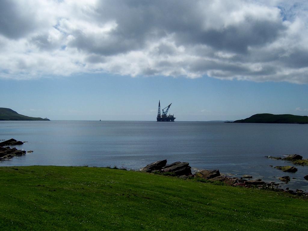 Oil platform in Shetland. Photo.