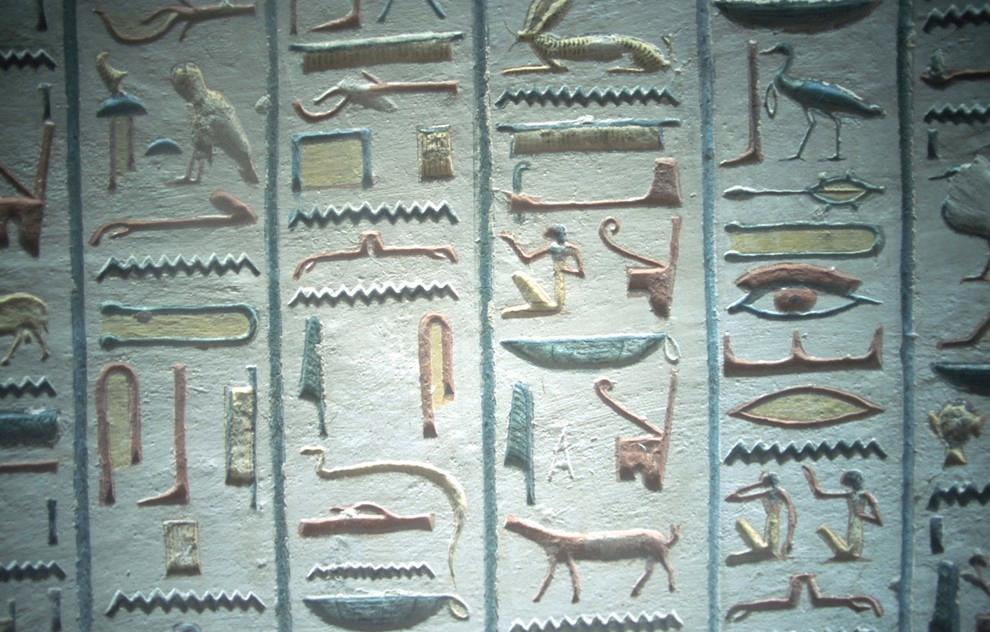 Utsnitt som viser seks vertikale partier med hieroglyfter. Foto.