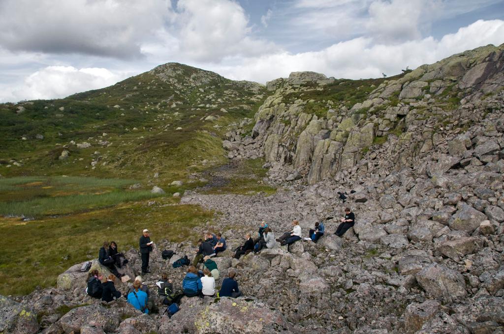 Elever gjør undersøkelser i fjellet. Foto