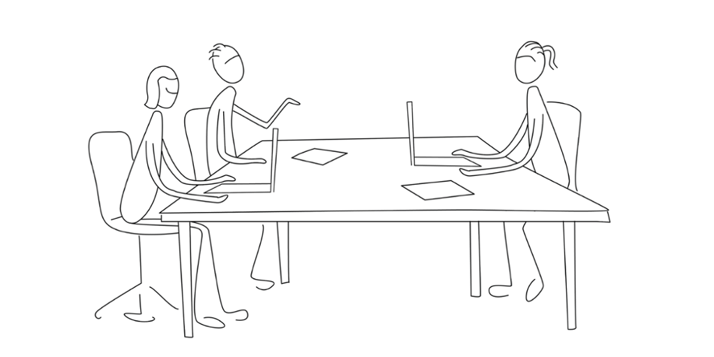 Tre strekpersoner sitter ved et bord og diskuterer. To av dem har laptop, og det ligger noen ark her og der. Illustrasjon.