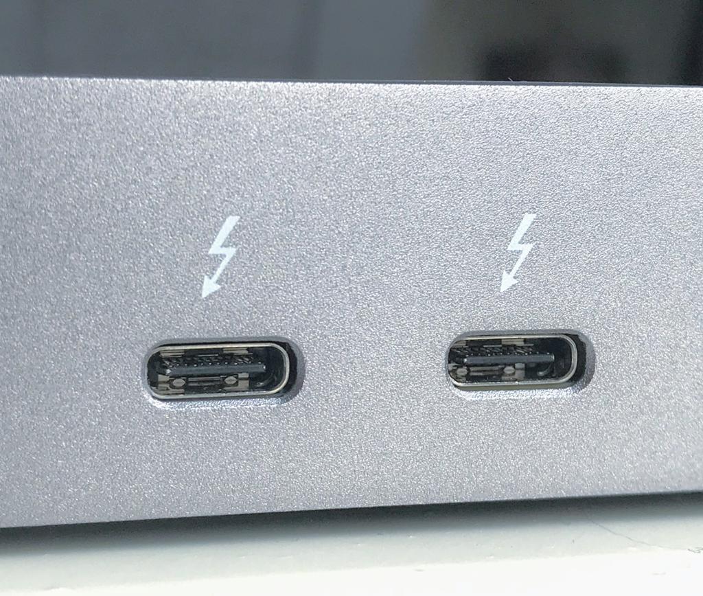 To USB-C kontakter på siden av en maskin. Begge er merket med et lynsymbol for å vise at de støtter Thunerbolt. 