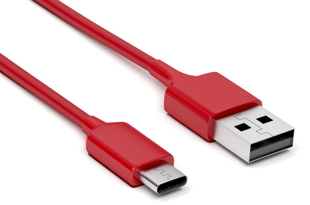 Rød kabel med USB type A han kontakt i den ene enden og USB type C han kontakt i den andre. Foto