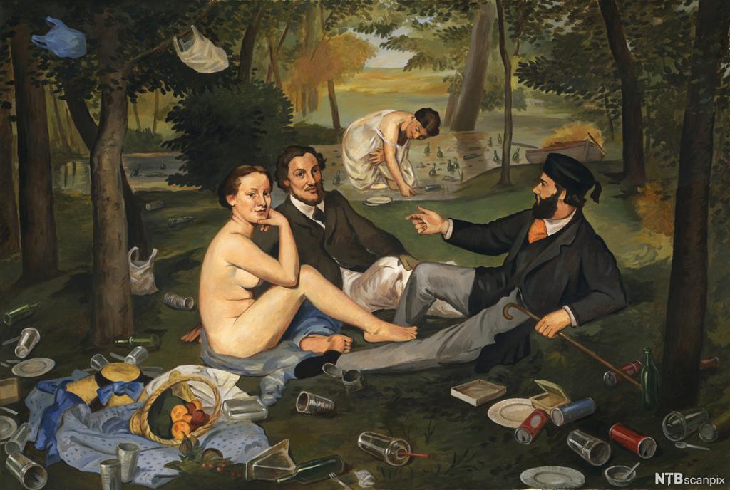 Naken kvinne og to menn i dress på piknik i en park full av søppel. I bakgrunnen står en kvinne bøyd framover i en liten dam. Maleri.