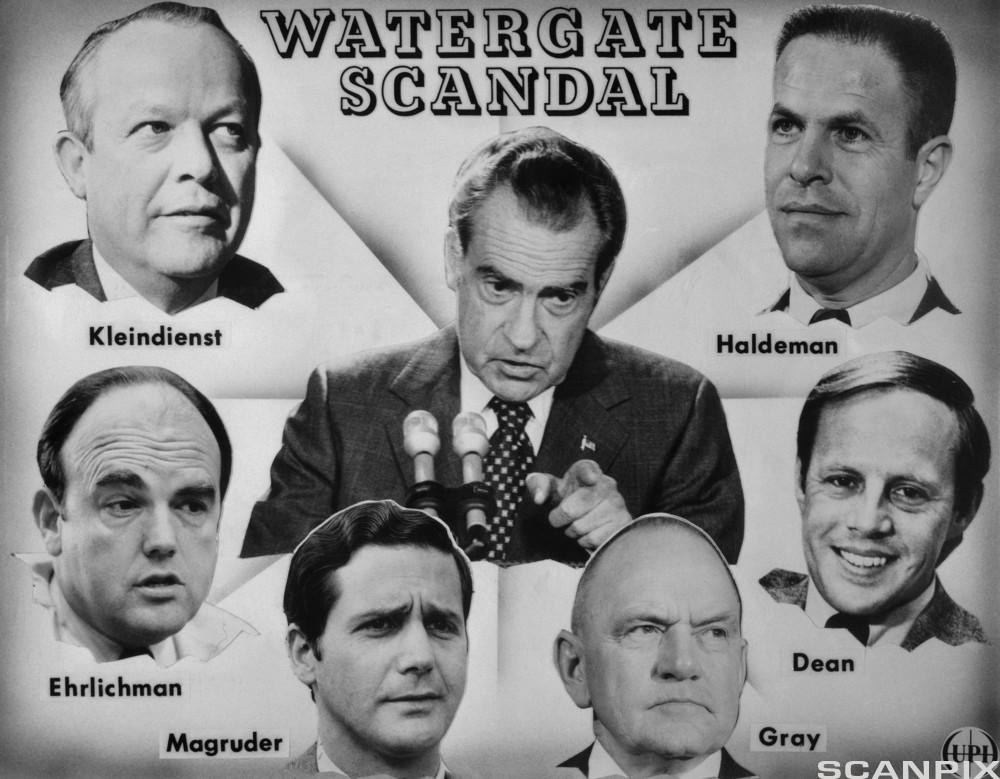 Kollasj med svart-hvitt-portretter av sju menn, med Richard Nixon i midten. Øverst i kollasjen står det skrevet "Watergate Scandal". Foto.